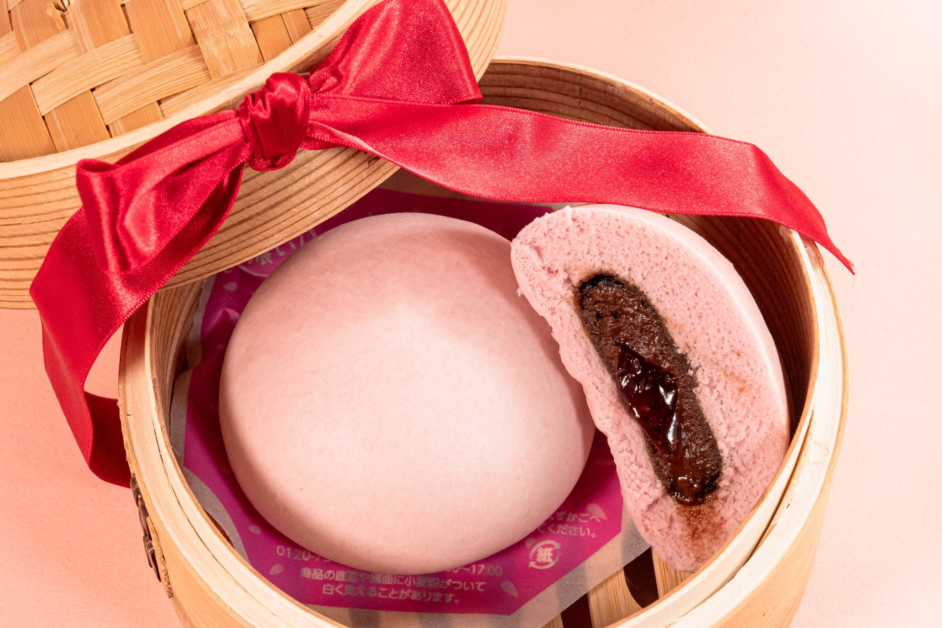 ファミマ「濃い！いちごショコラまん」