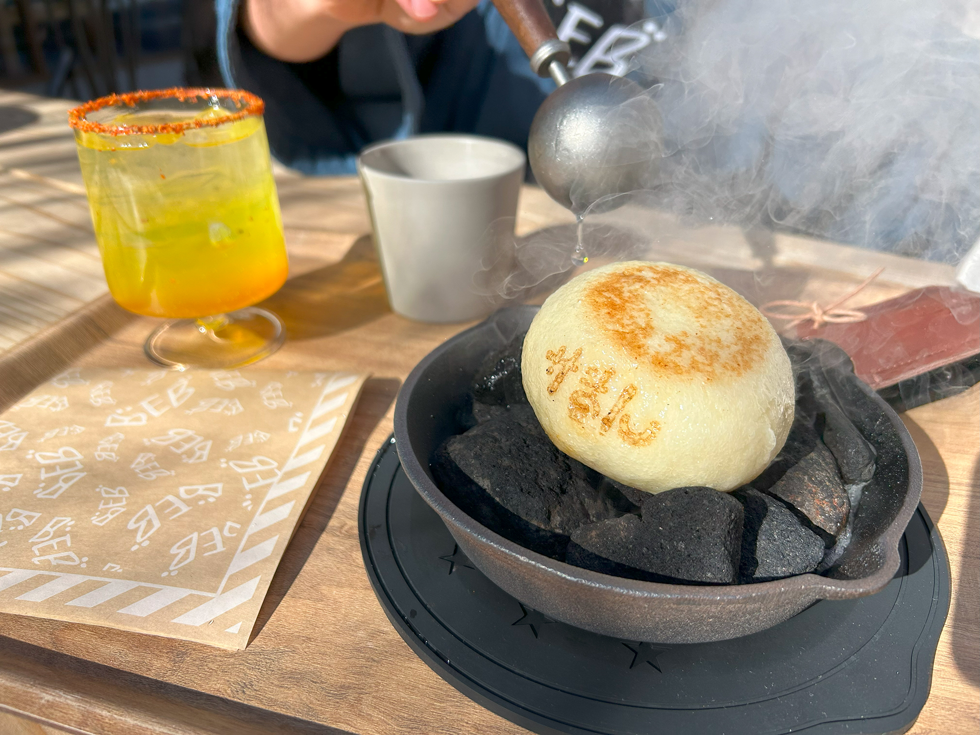 「ロウリュサまん」（各650円）と「あんずオロポ」（600円）