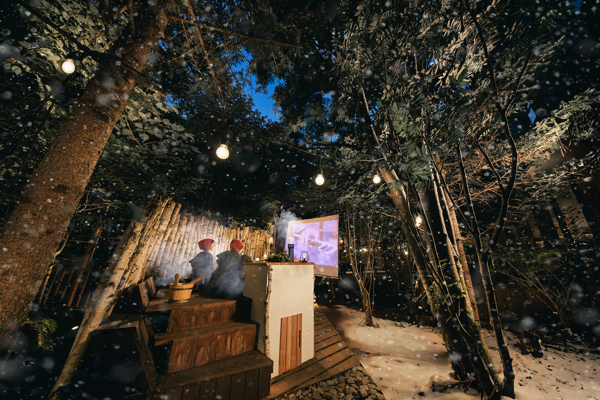 スマホなどからプロジェクターに出力してナイトシアターを楽しめる