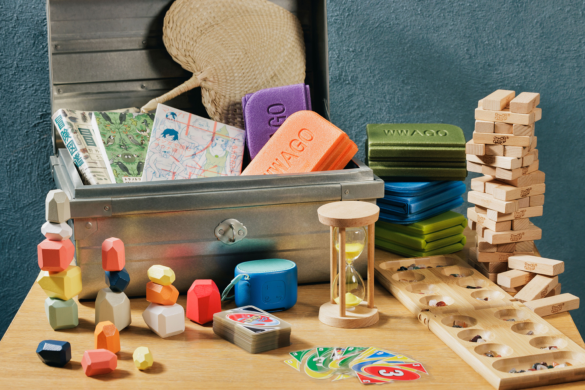 色々なアイテムが詰めてある「足だけサウナBOX」