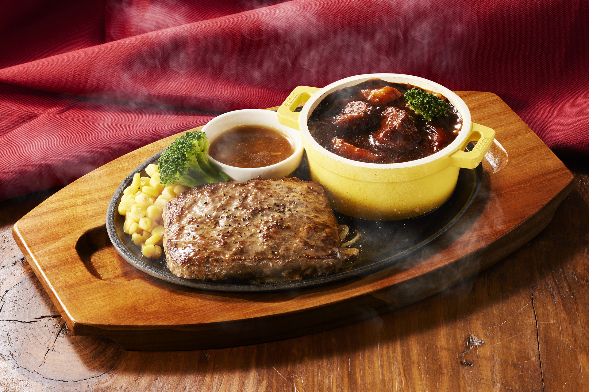 「ビーフハンバーグステーキ＆ココスの濃厚ビーフシチュー」（1628円）