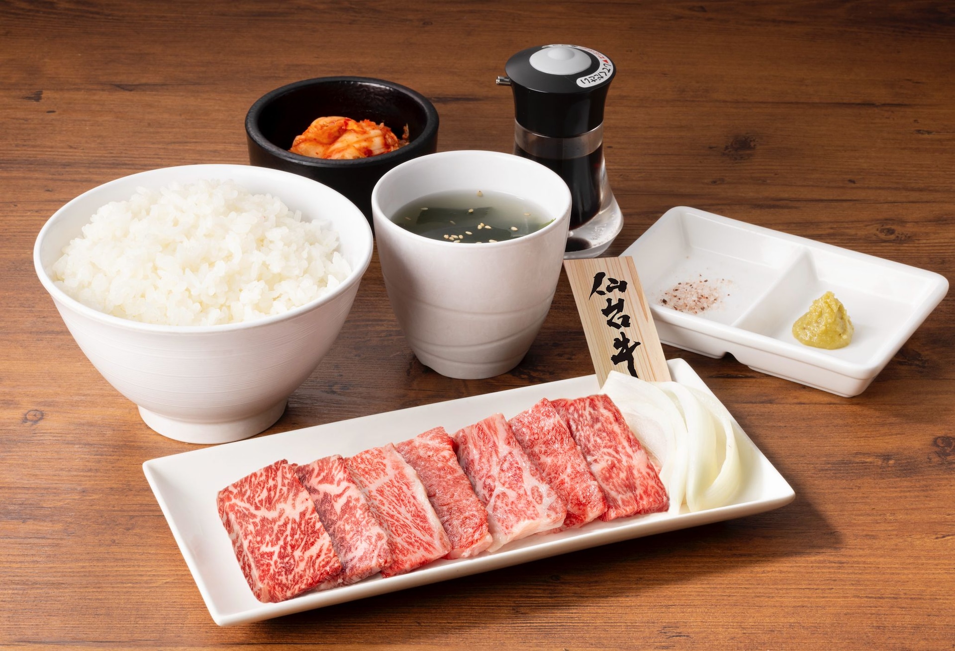 「仙台牛カルビセット（ごはん・スープ・キムチ付）」（肉並盛 1980円/肉中盛 2390円）