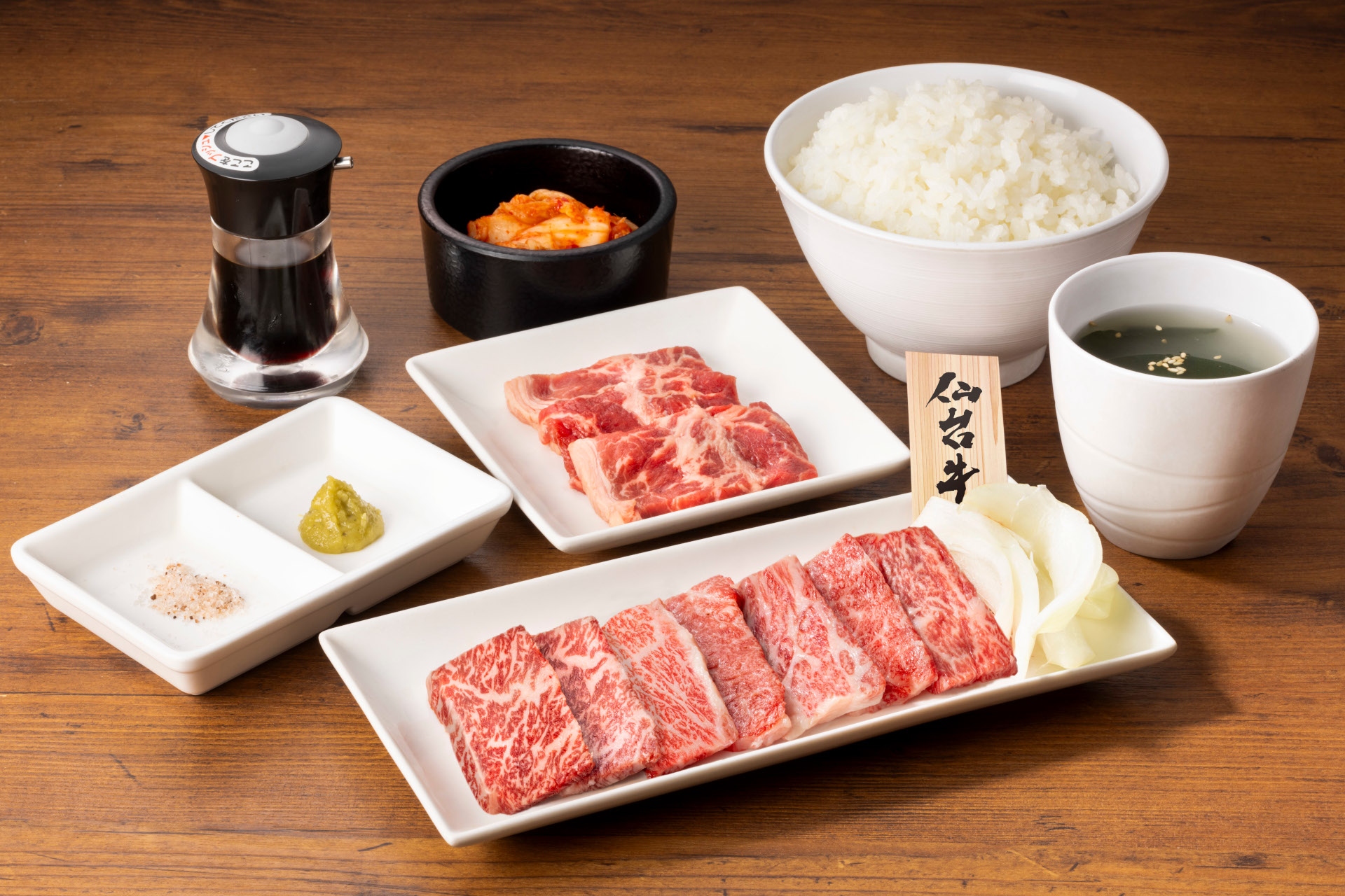 「仙台牛カルビ＆上ロースセット（ごはん・スープ・キムチ付）」（2390円）