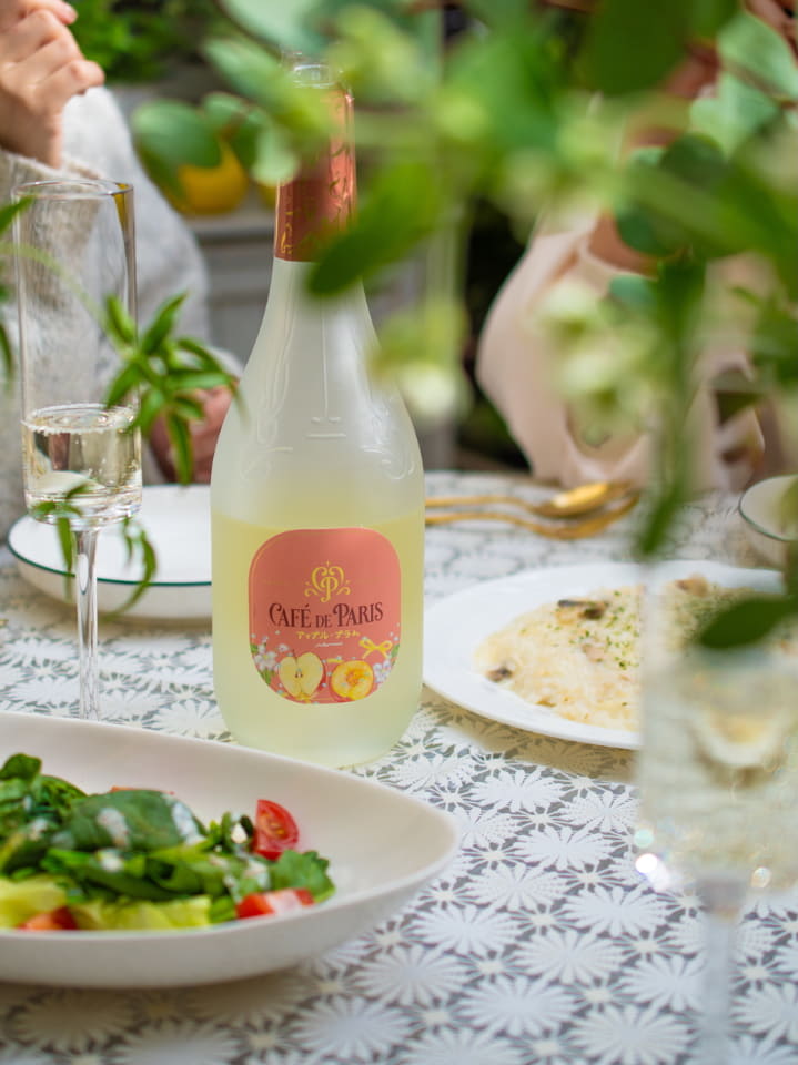 カフェ・ド・パリ、のんさん描き下ろしの日本限定デザインボトル