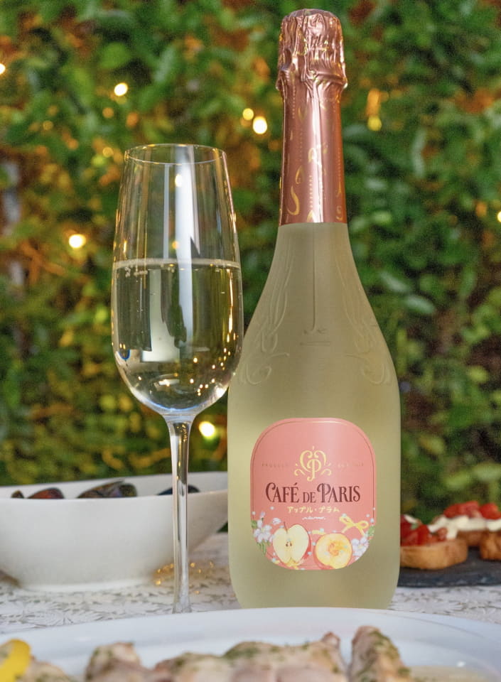 カフェ・ド・パリ、のんさん描き下ろしの日本限定デザインボトル