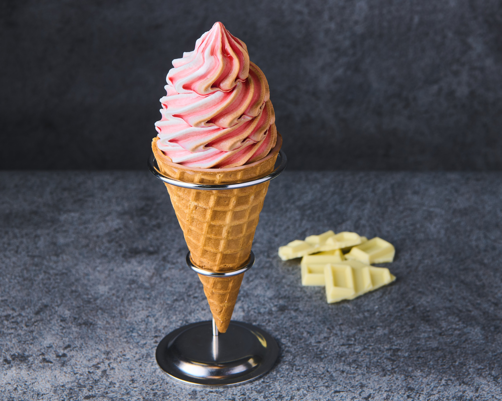 「CHOCOLATE BANK（チョコレートバンク）ワッフルコーン ビター＆ホワイトチョコレート」（429円）