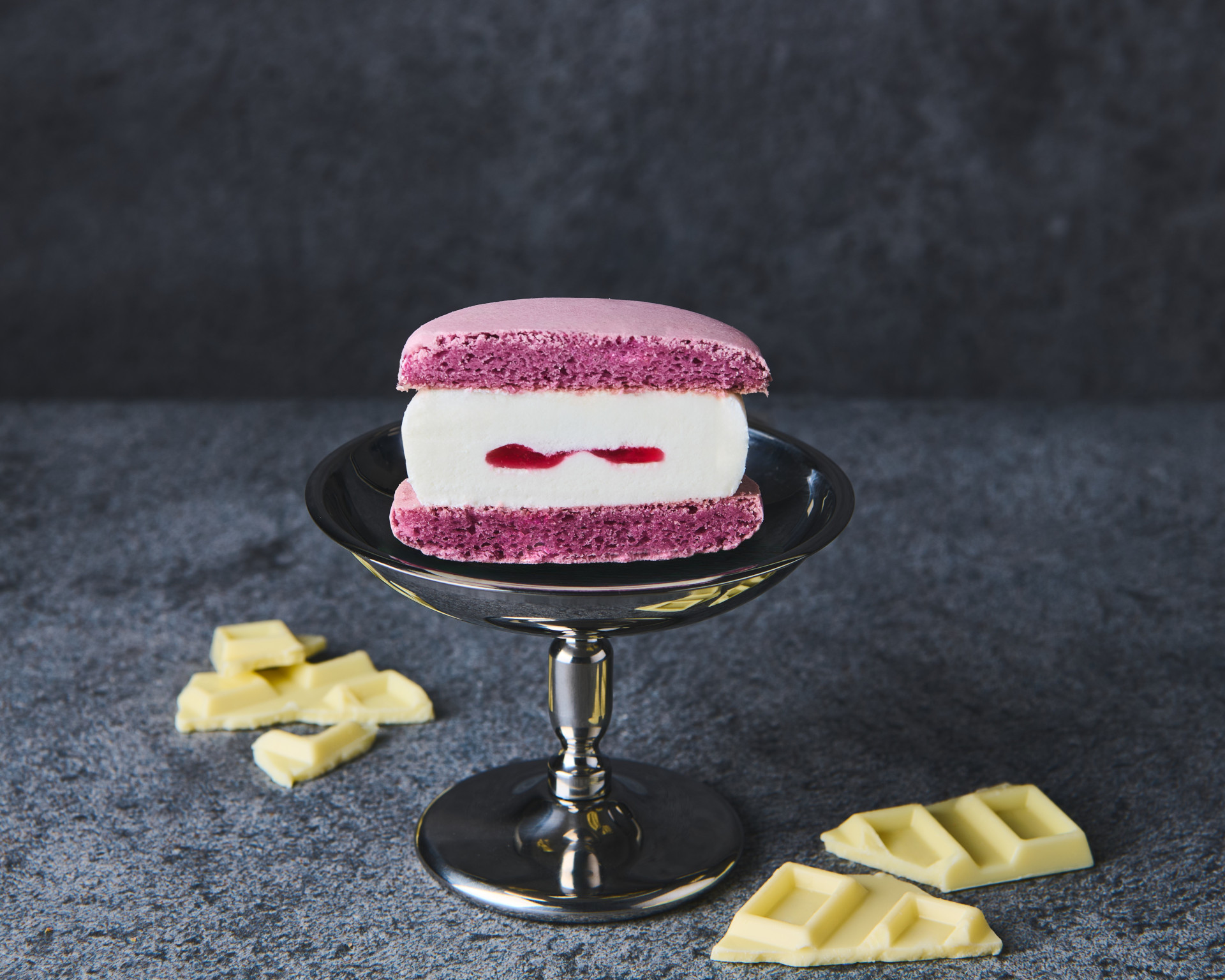 「CHOCOLATE BANKマカロンアイス ホワイトショコラ」（343円）