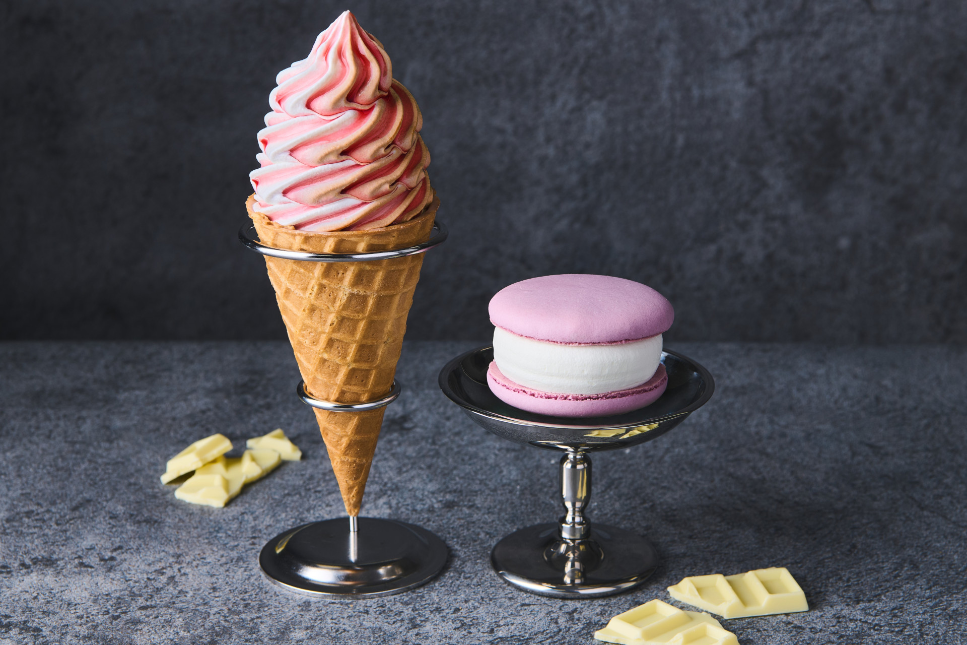 セブン-イレブン×チョコレートバンク「赤いベリーのワッフルコーン」「青いベリーのマカロンアイス」