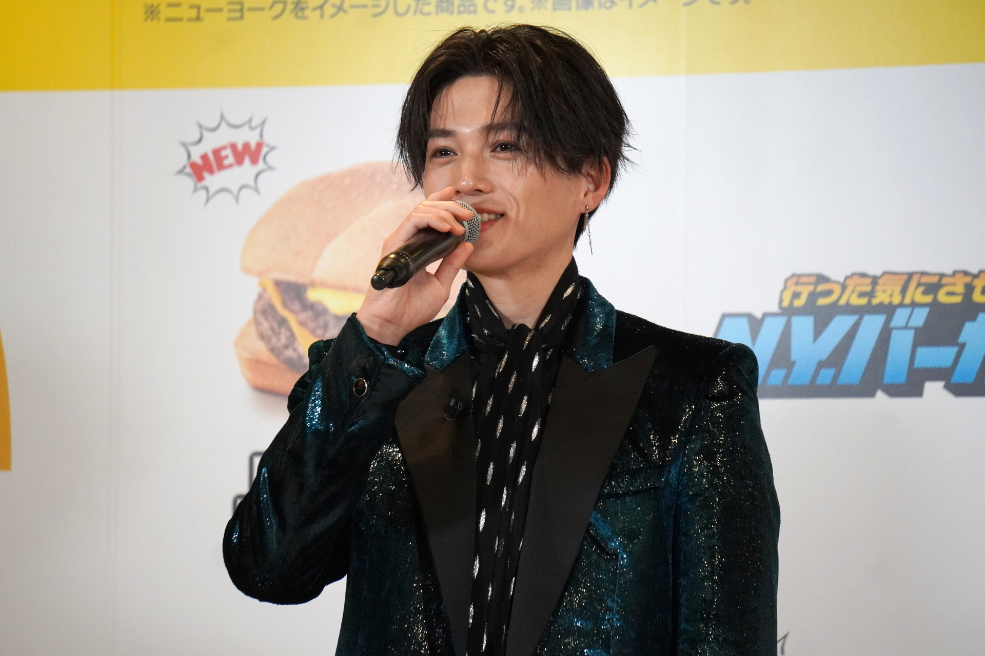 バンズに挟んだレタスに負けないくらいみずみずしい衣装の八木さん