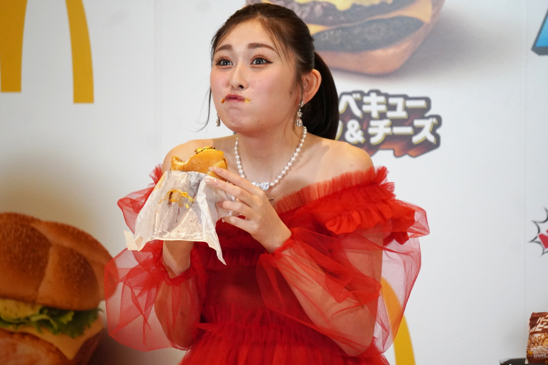 「N.Y.肉厚ビーフ＆チーズ」を試食するゆうちゃみさん