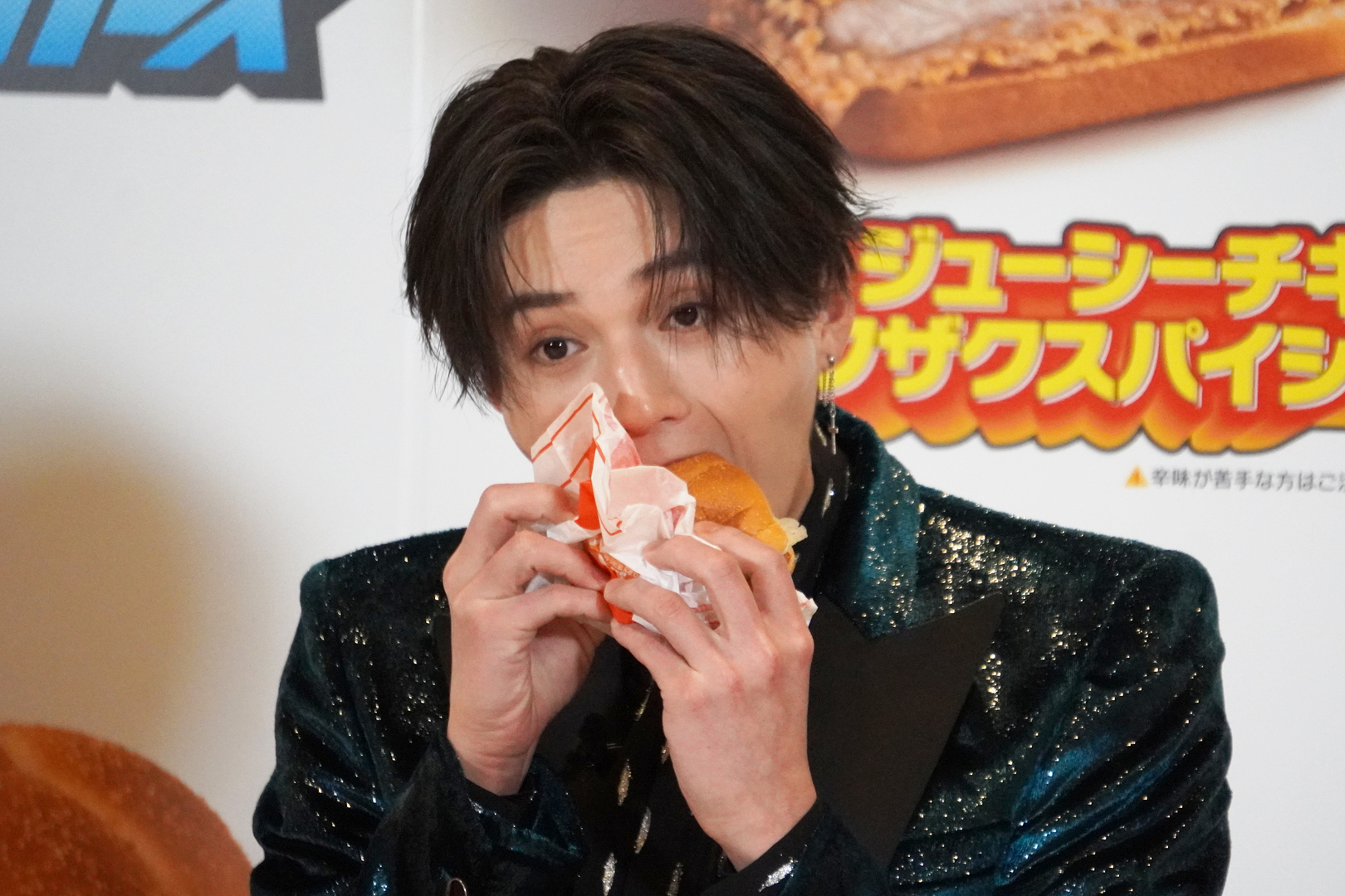 「N.Y.ザクザクスパイシー」を試食する八木さん