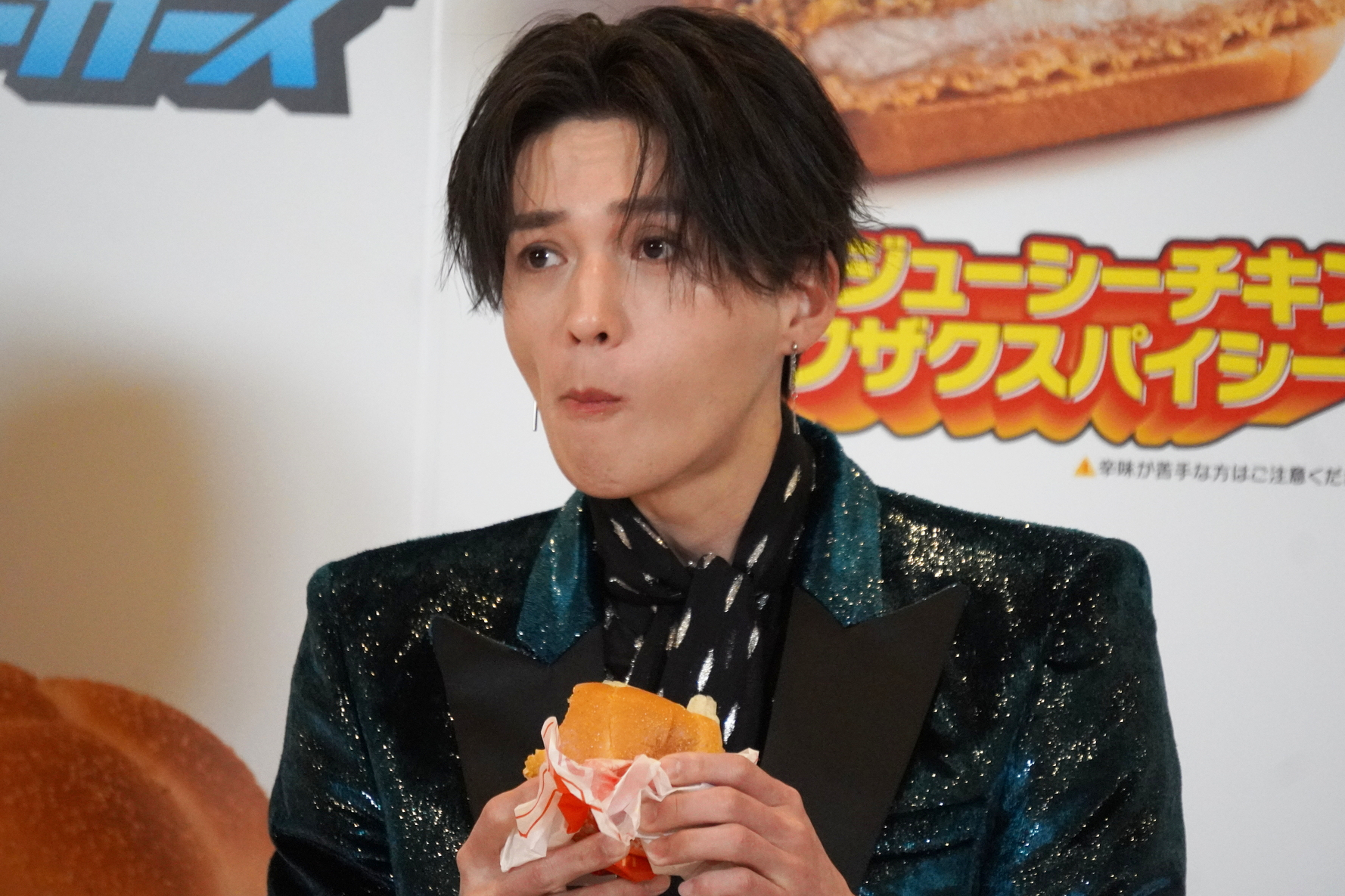 「N.Y.ザクザクスパイシー」を試食する八木さん