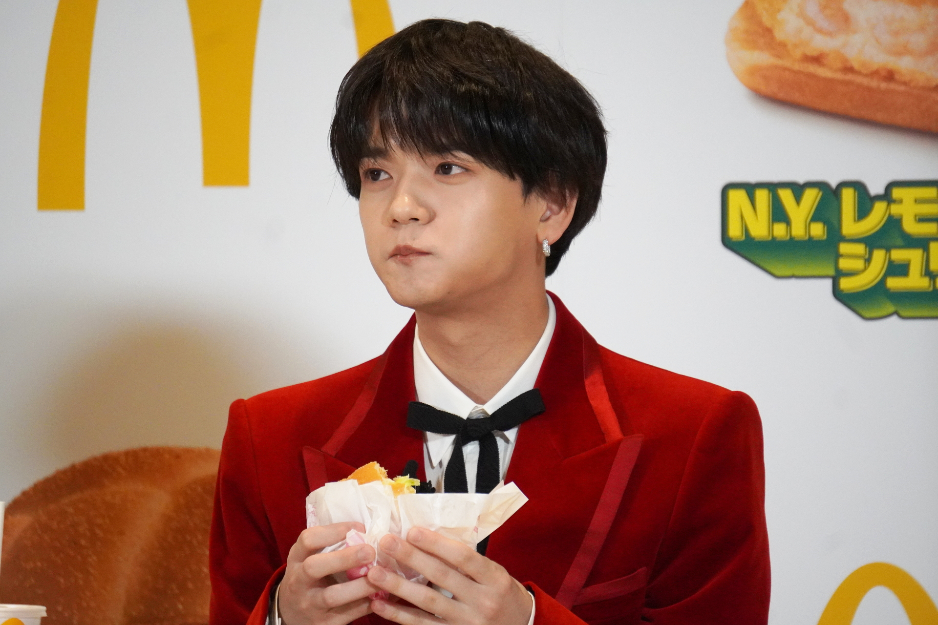 「N.Y.レモンタルタルシュリンプ」を試食する中島さん