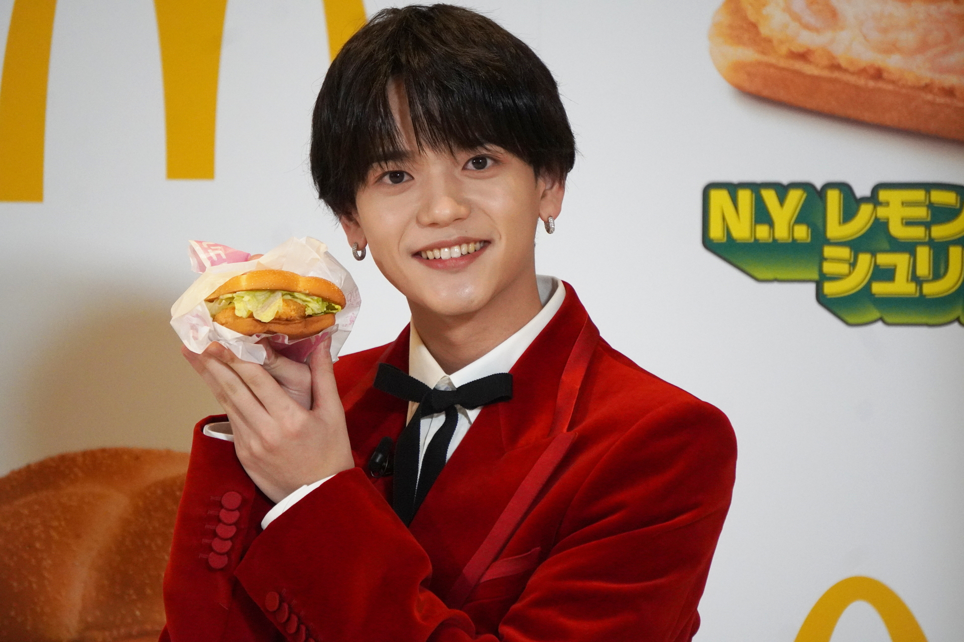 「N.Y.レモンタルタルシュリンプ」を試食する中島さん