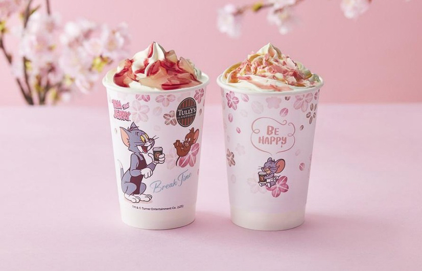 「桜舞う ハニークリームラテ」と「＆TEA 桜香る ピーチメルバロイヤルミルクティー」