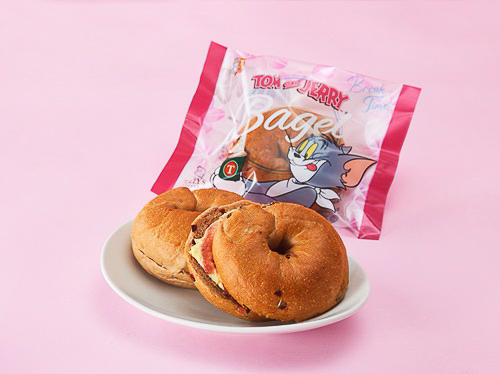 「トムとジェリー ベーグルサンド ベリーベリーマスカルポーネ」（420円）