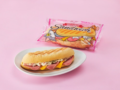 「トムとジェリー ハムとチーズのぺちゃんこサンド」（495円）
