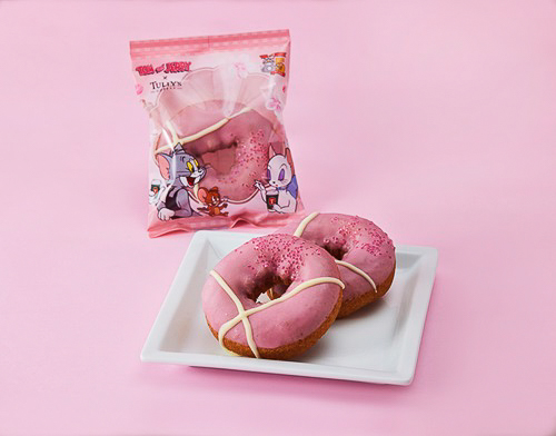 「トムとジェリー 桜香るキャンディーストロベリードーナツ」（390円）