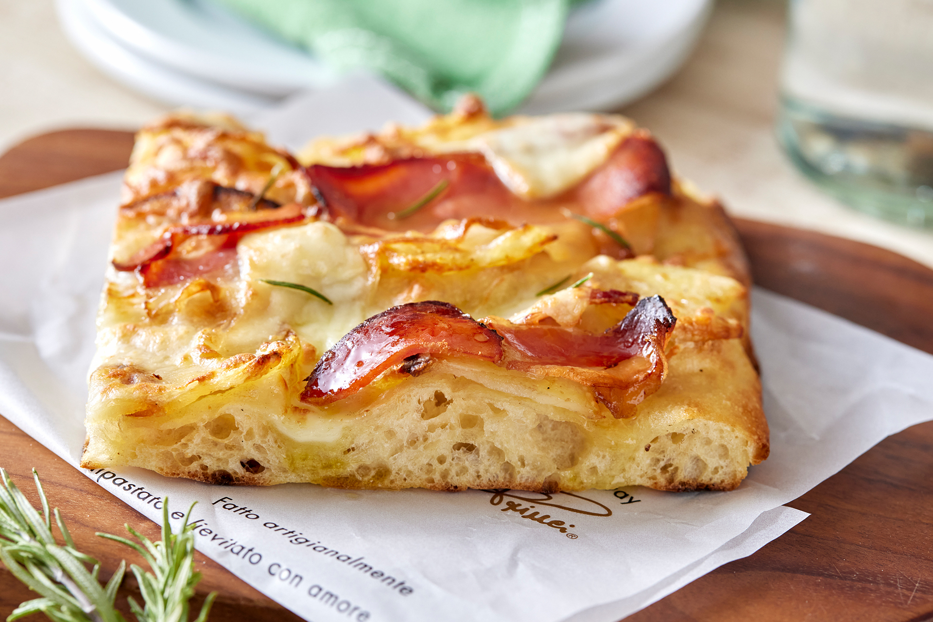 「直焼きフォカッチャ ピッツァ スペック ＆ スカモルツァ」（1250円）