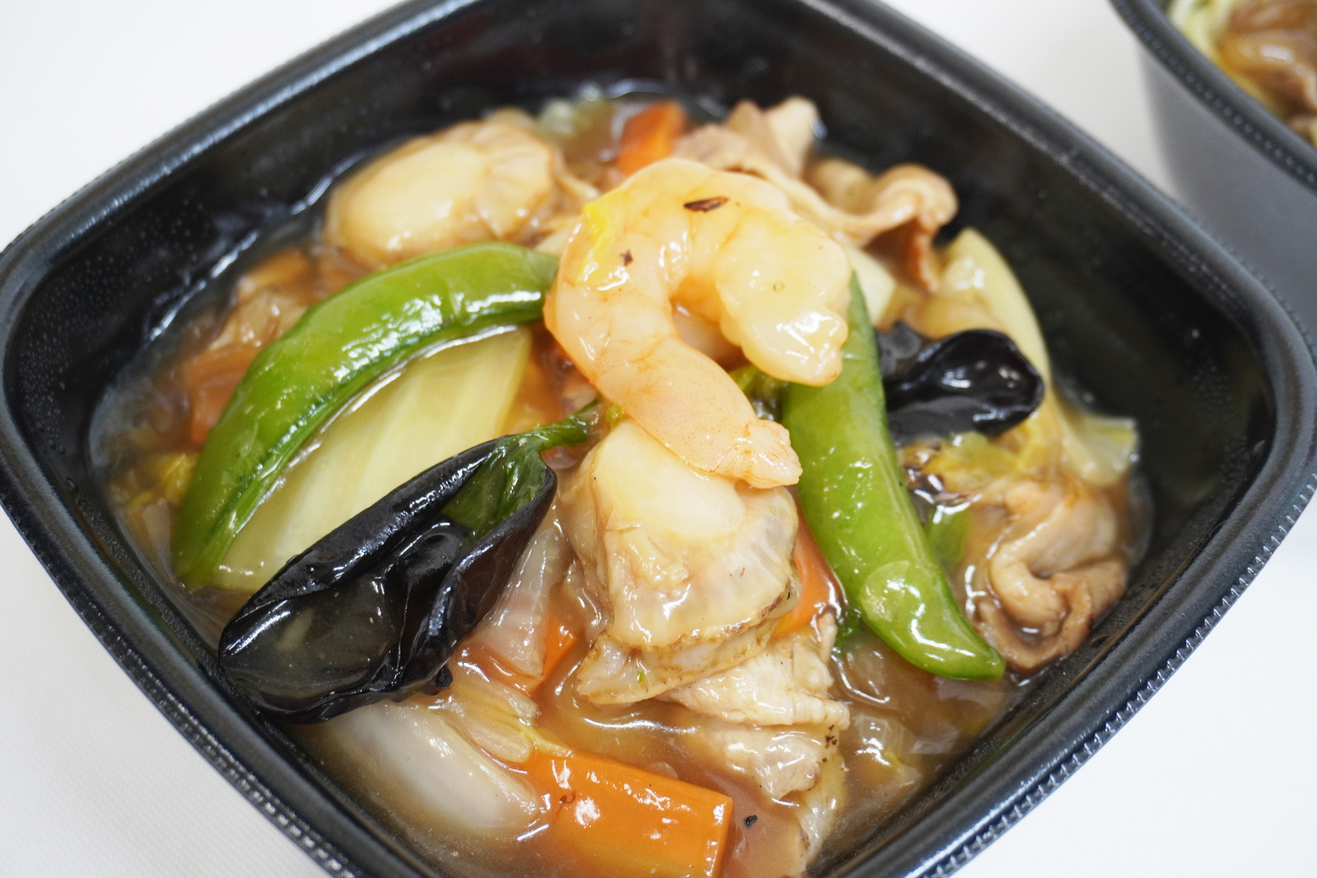 エビ1個、ホタテ2個が入った海鮮中華あんかけ。他社と比べてエビのサイズが大きいという