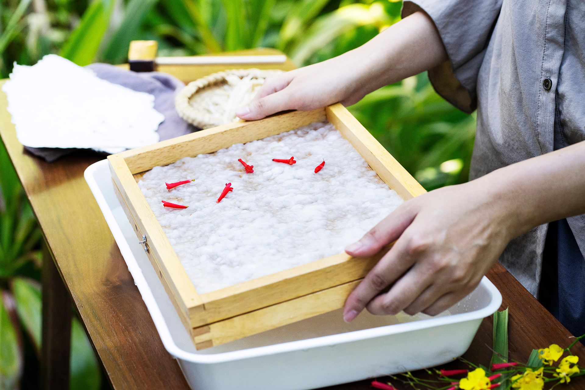 サトウキビの残渣を使った「ウージの紙漉き」