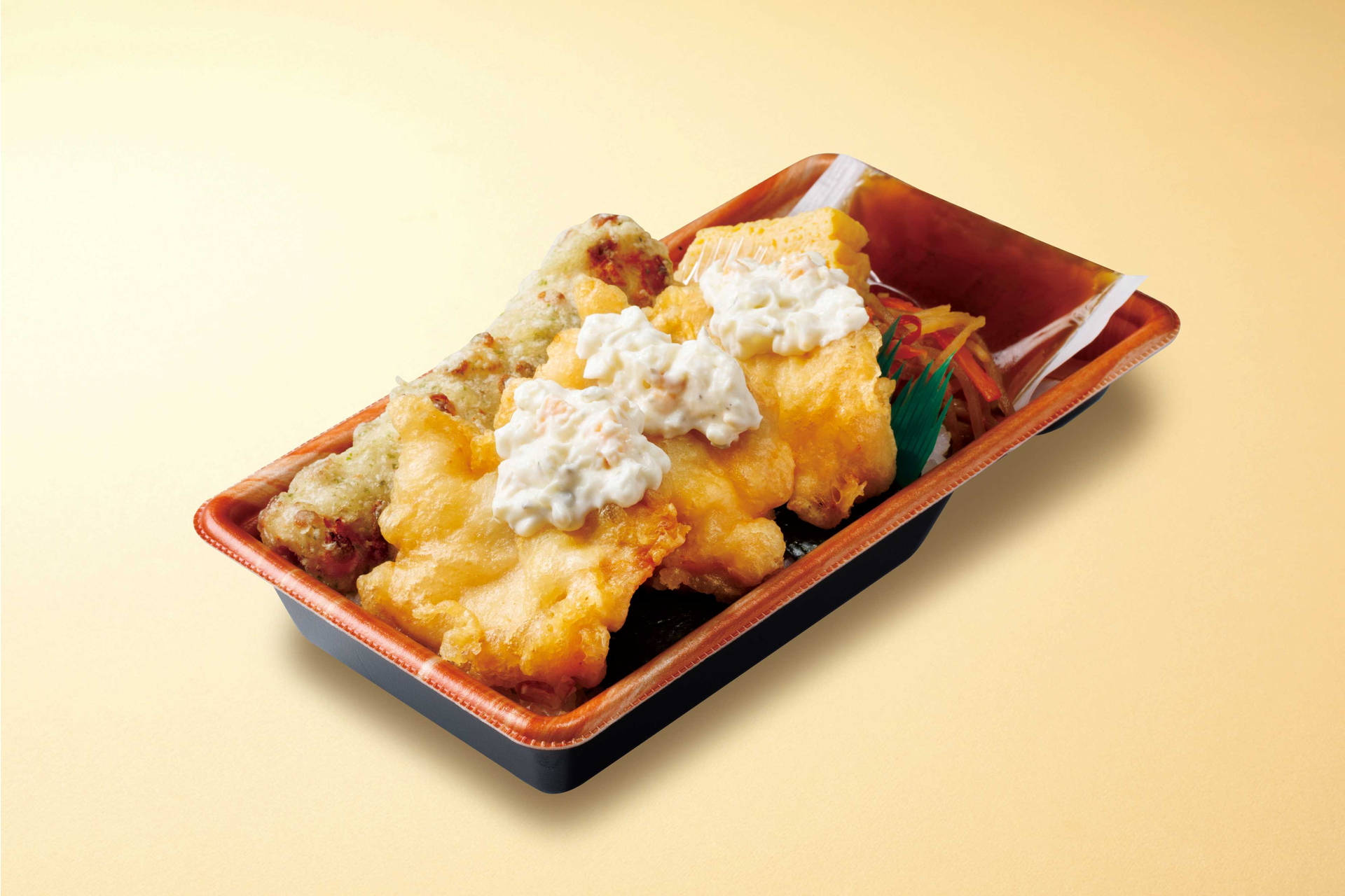 「出汁つゆで食べる!大分名物 鶏天のり弁当」（561円）