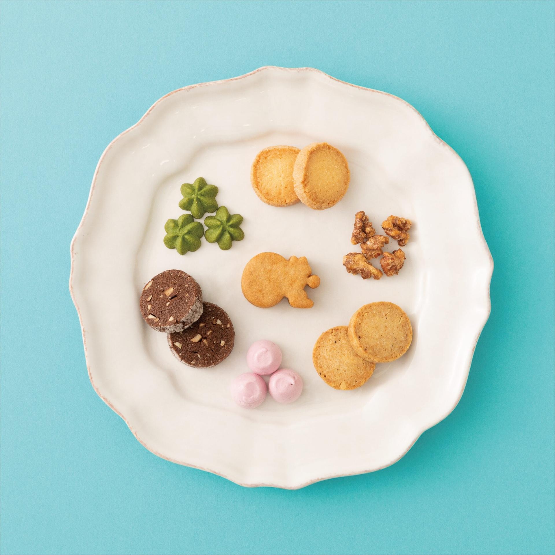 季節限定のクッキー缶「petit paquetブルークレール」は2月5日に公式オンラインショップで、3月中旬にり一部直営店舗で発売になる