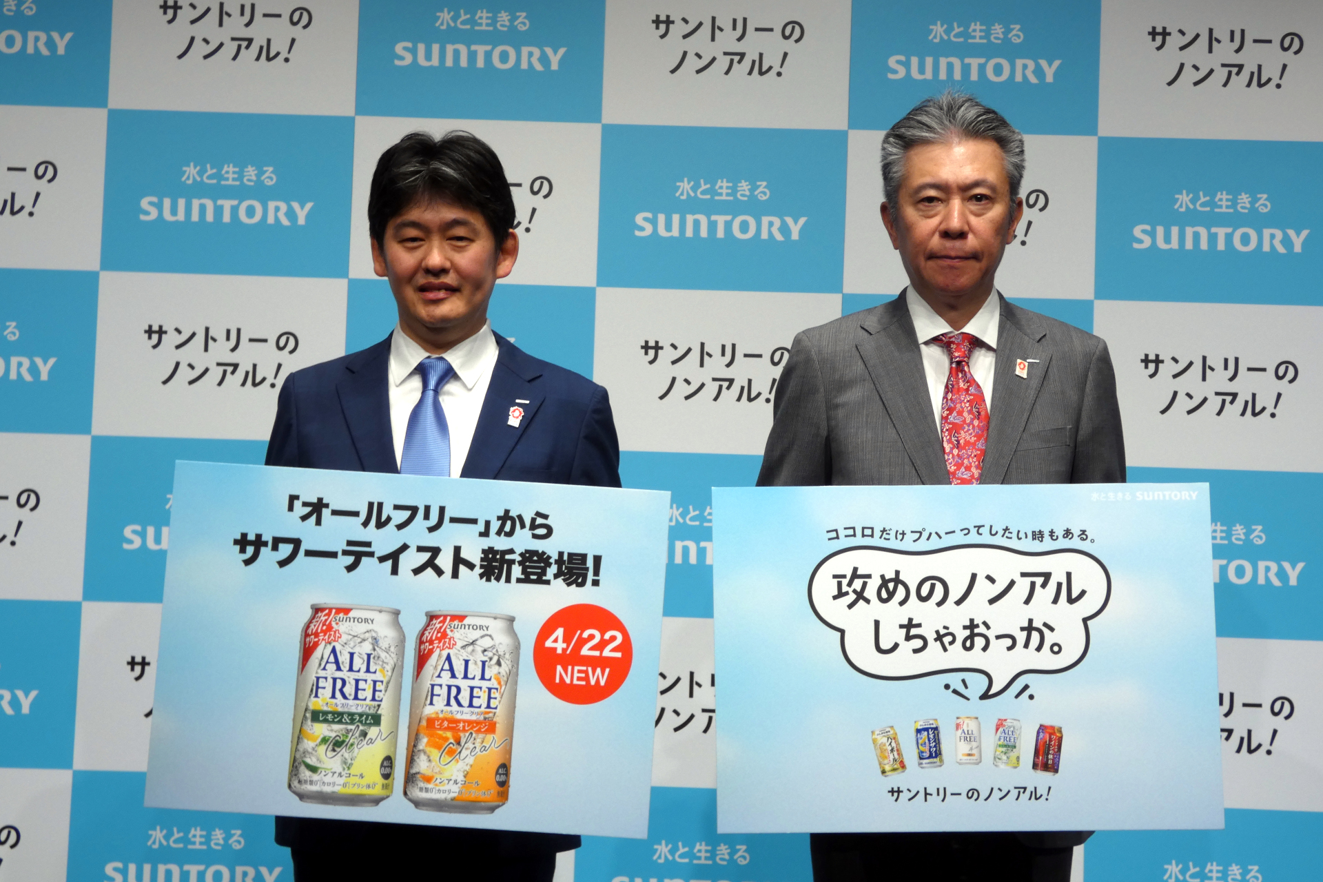 代表取締役社長の鳥井信宏氏（右）とビール・RTD本部 ノンアル部長の福本匡志氏（左）