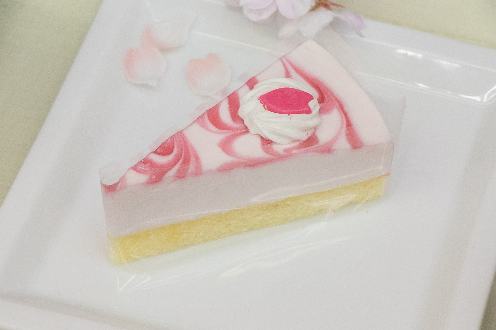 「トムとジェリー 桜香るストロベリーレアチーズムース」（555円）