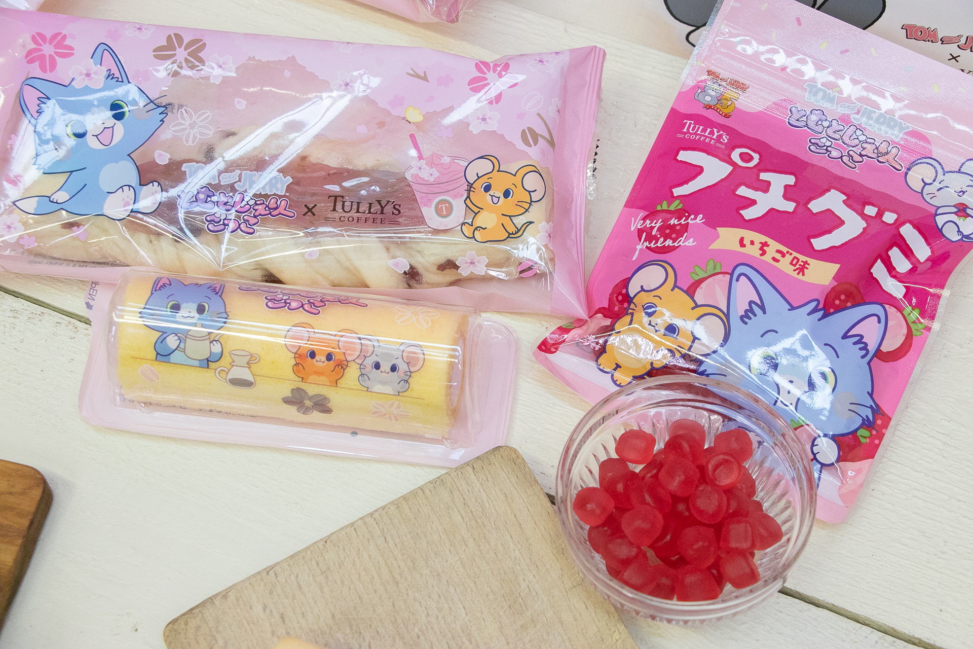 「とむとじぇりーごっこ さくらミニロール もも＆いちご」（390円）と「とむとじぇりーごっこ プチグミ いちご味」（345円）