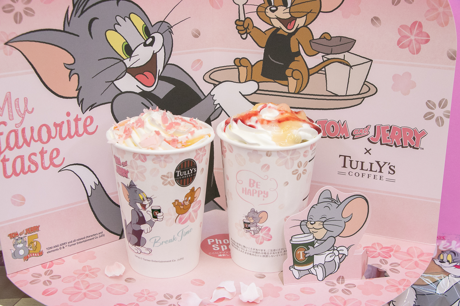「桜舞う ハニークリームラテ」と「＆TEA 桜香る ピーチメルバロイヤルミルクティー」