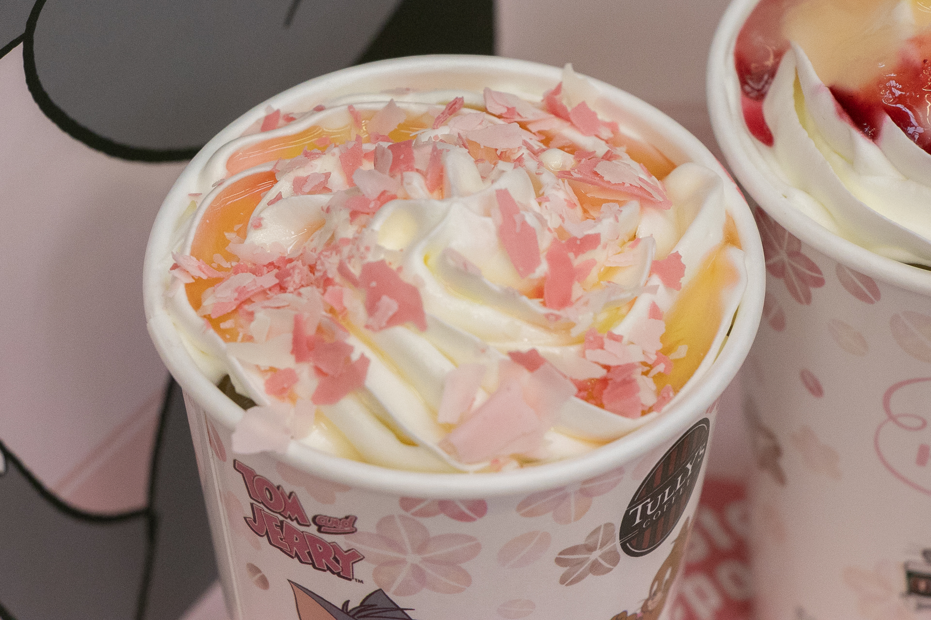 削りチョコで桜が舞う演出に