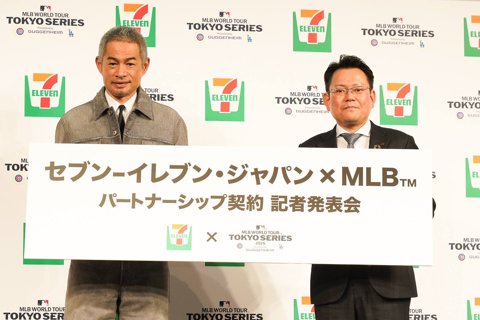 「セブン-イレブン・ジャパン×MLBパートナーシップ契約記者発表会」での株式会社セブン-イレブン・ジャパン 執行役員 岡嶋則幸氏とスペシャルゲストのイチロー氏