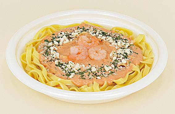 「鎌倉パスタ監修 生パスタ海老のトマトクリーム」（550円）