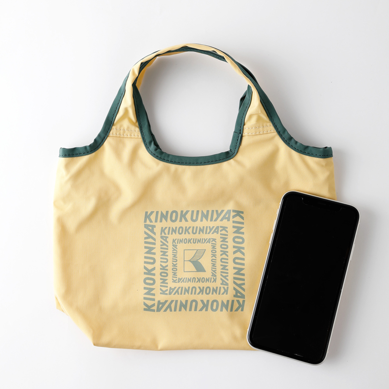 スマホがしっかり入る大きさ