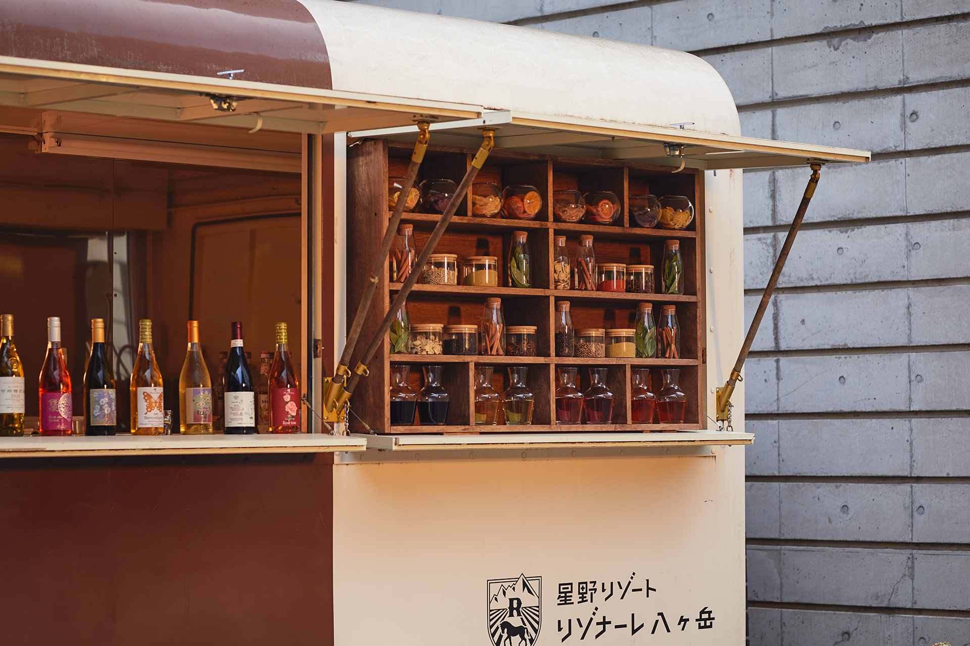 ホットワインを提供するキッチンカー