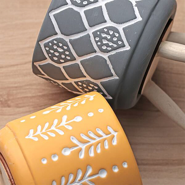 木製の脚が3本付いた陶器のミニポット。小物入れなどに活用できる