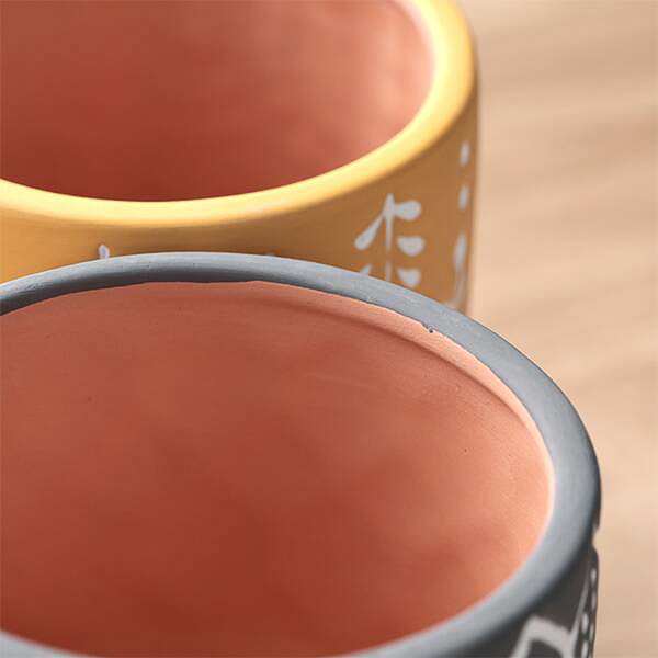 木製の脚が3本付いた陶器のミニポット。小物入れなどに活用できる