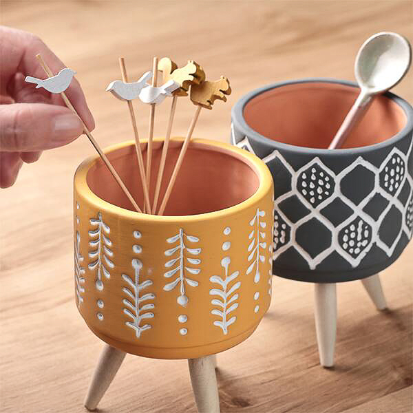 木製の脚が3本付いた陶器のミニポット。小物入れなどに活用できる