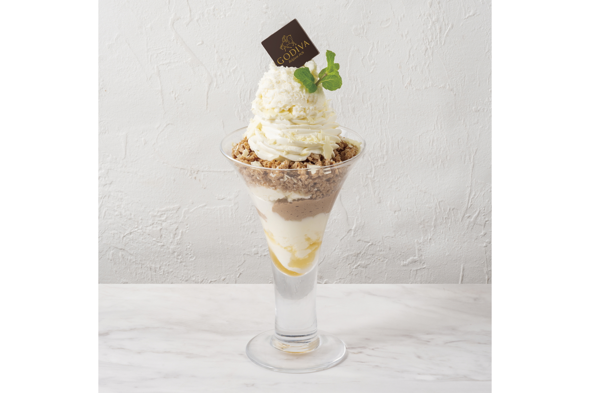 「大阪限定モンシェール“白いフロマージュ”とチョコレートのパフェ」（2000円）
