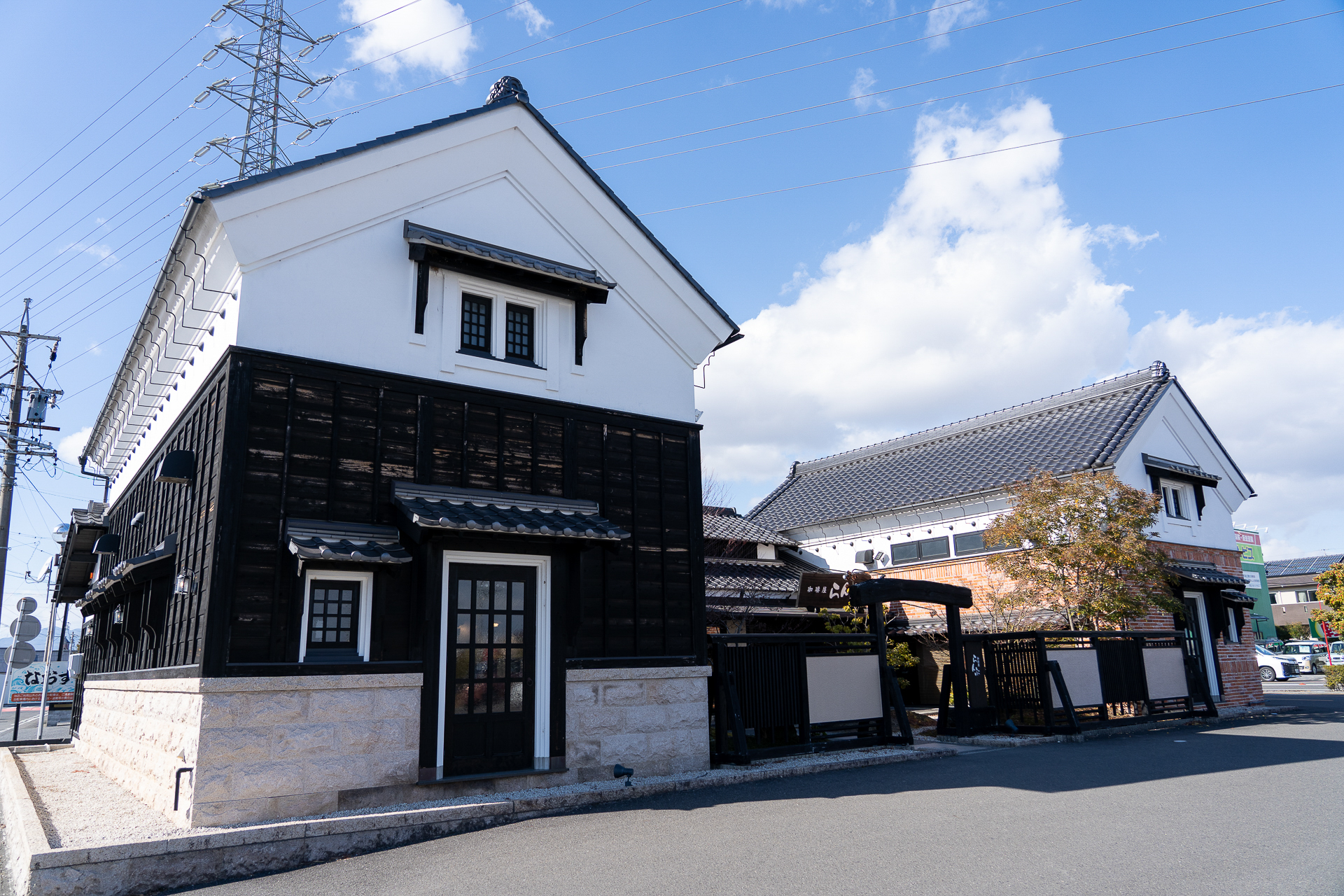 「珈琲屋らんぷ」の店舗は蔵造りデザインが特徴