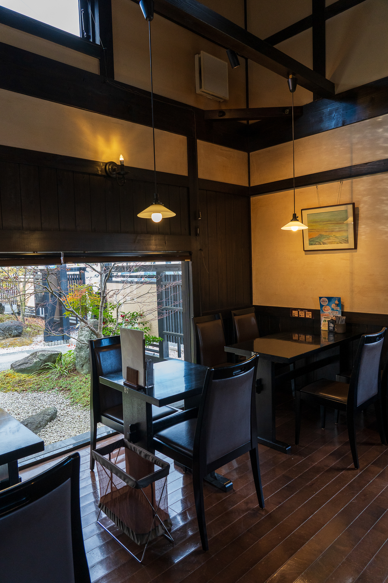 お庭が見える和モダンで落ち着く店内