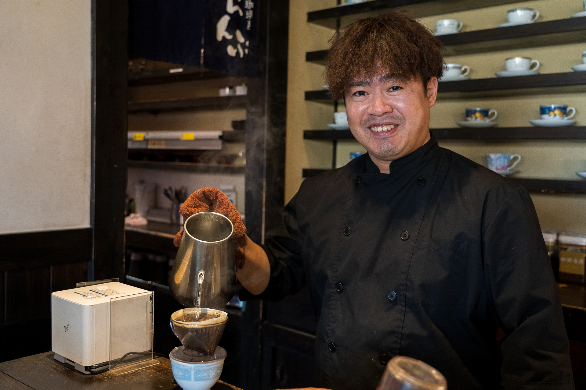 店長の髙木由太さん。「らんぷスペシャルブレンド」はこのように一杯一杯ハンドドリップするスタイル