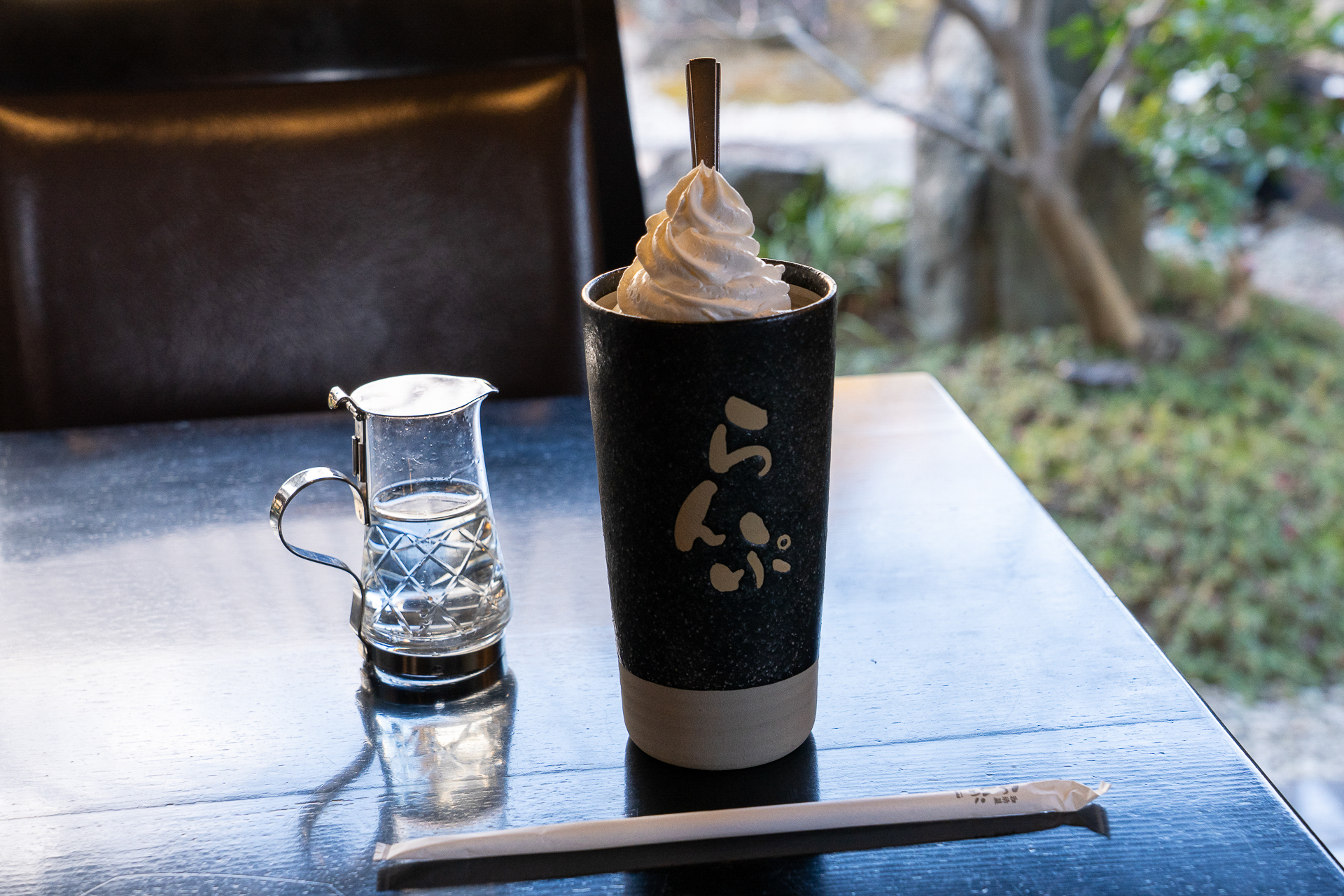 珈琲フロートは530円。アイスドリンクは「らんぷ」ロゴが入った美濃焼きカップで提供