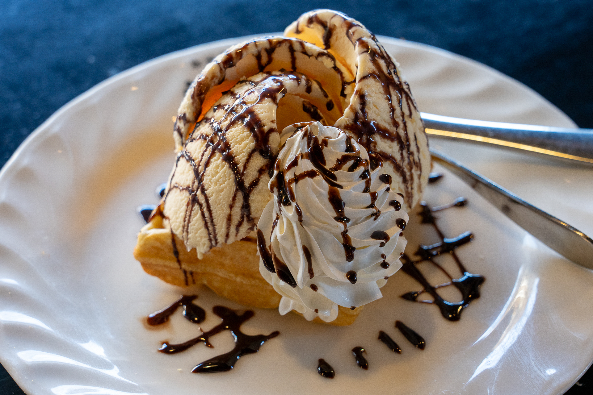 注文後に焼き上げるワッフルも人気。チョコレートワッフルは430円