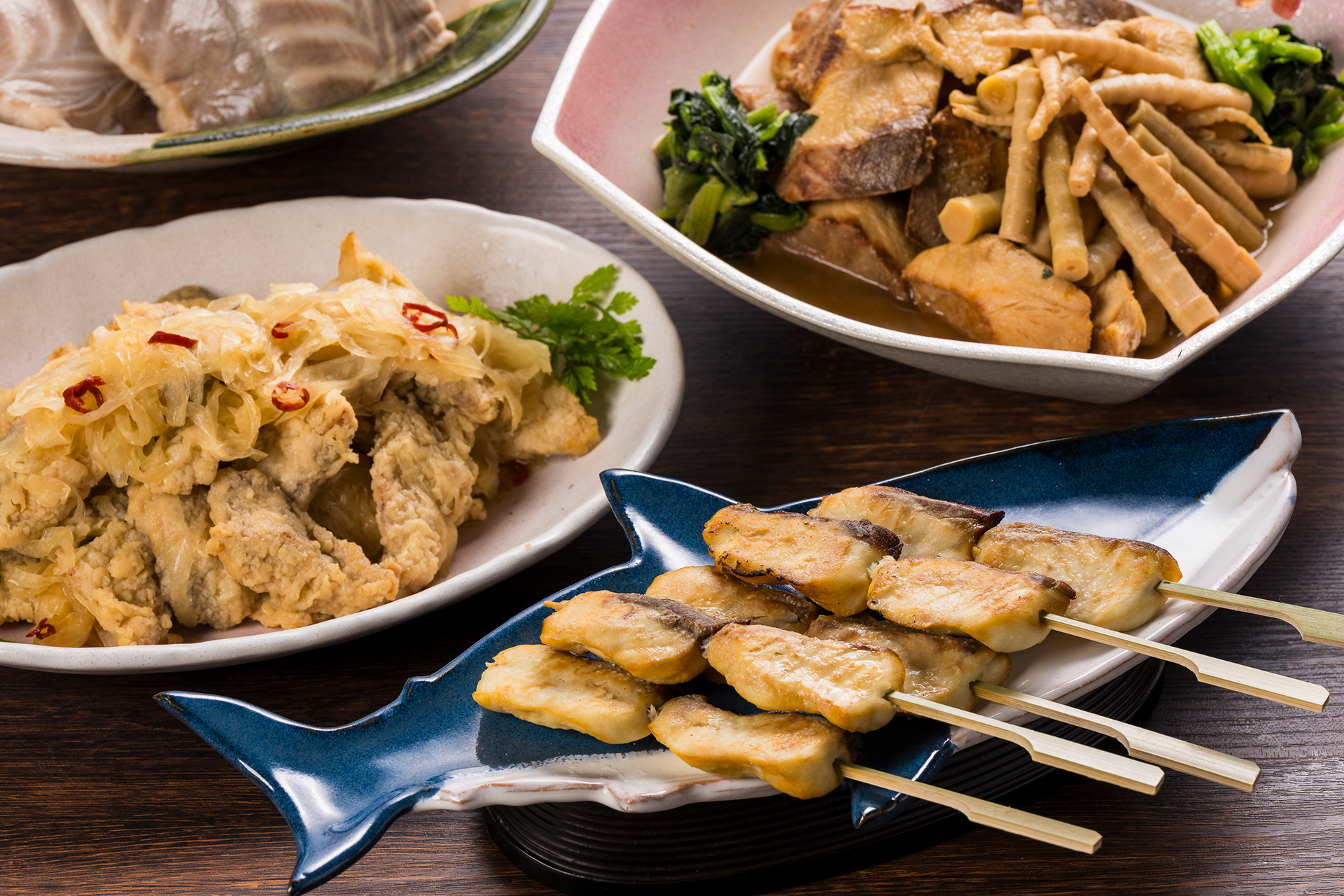 手前の串料理が「サメの炉端焼き」