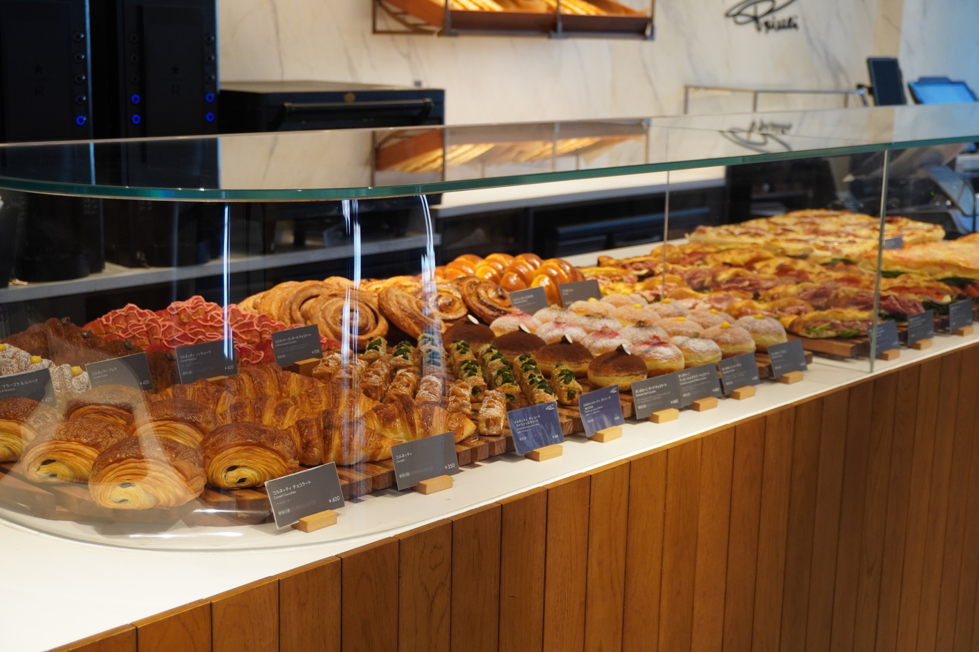 ベイカールームで作った焼きたてのパンを提供