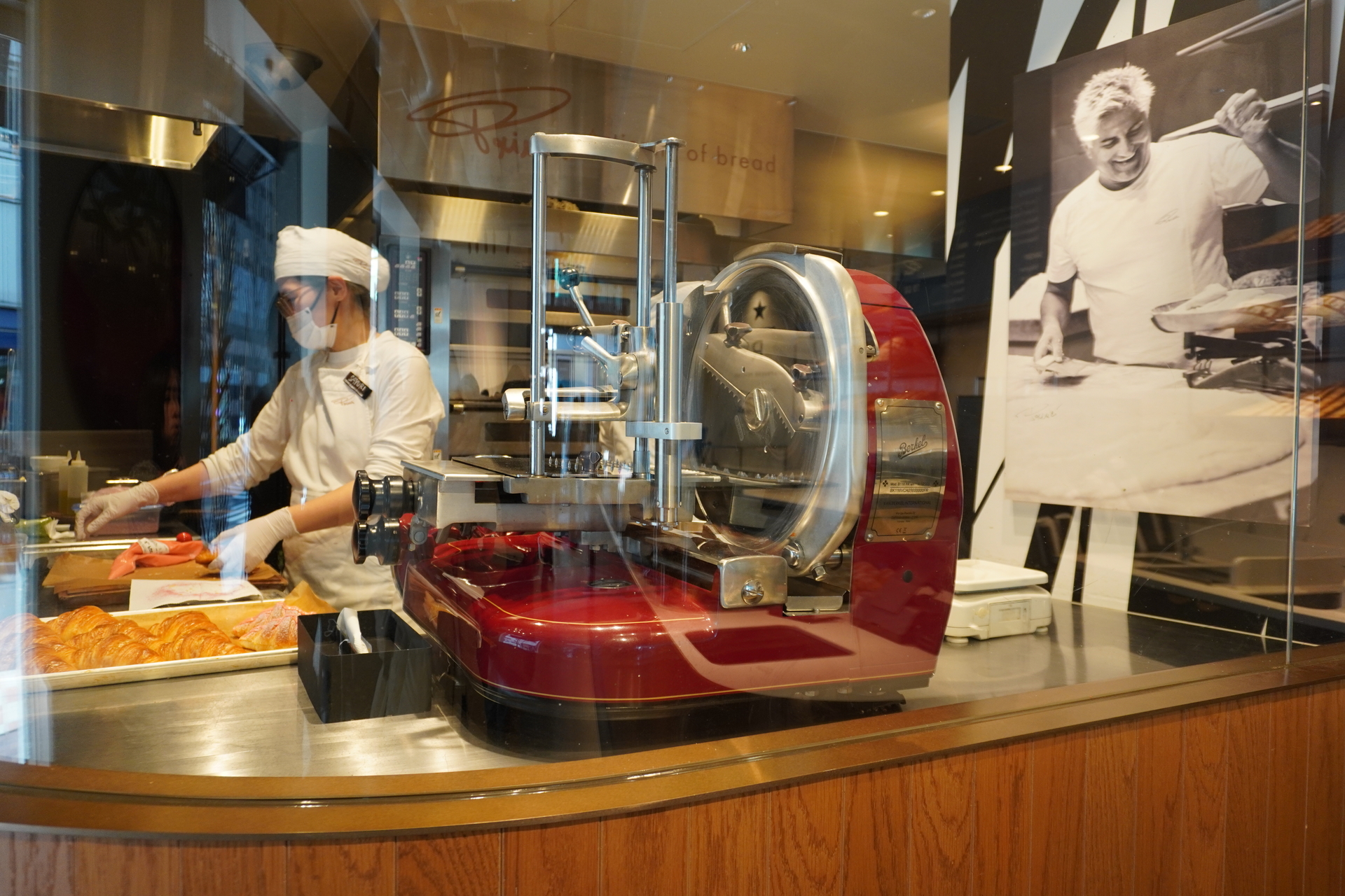 ベイカールームで作った焼きたてのパンを提供