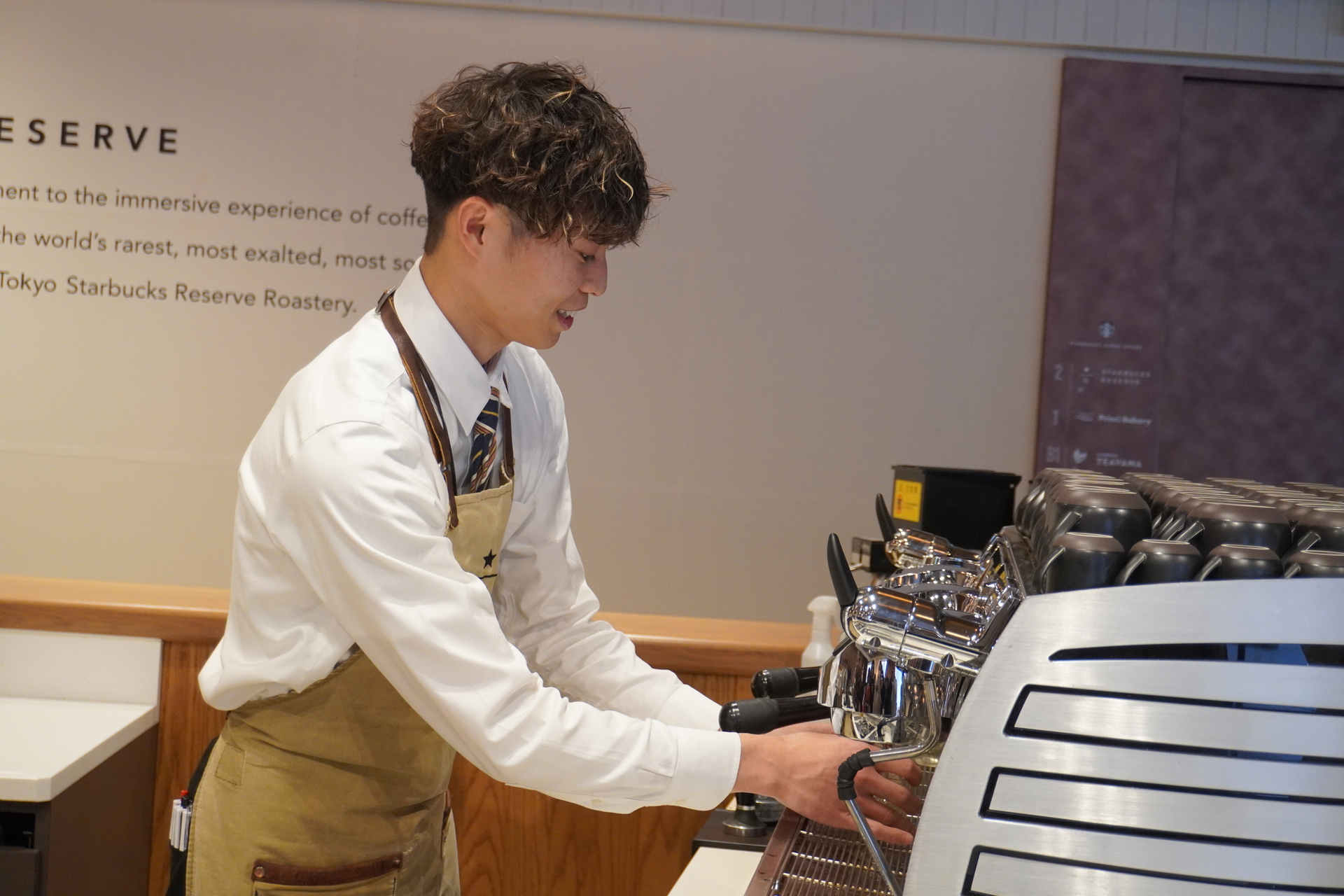 スターバックス リザーブ ストア 銀座マロニエ通りのパートナー 高橋丈さんが「ブラック イーグル」で抽出したエスプレッソを使った「GINZA ダブルトール キャラメル マキアート」の提供工程を実演した