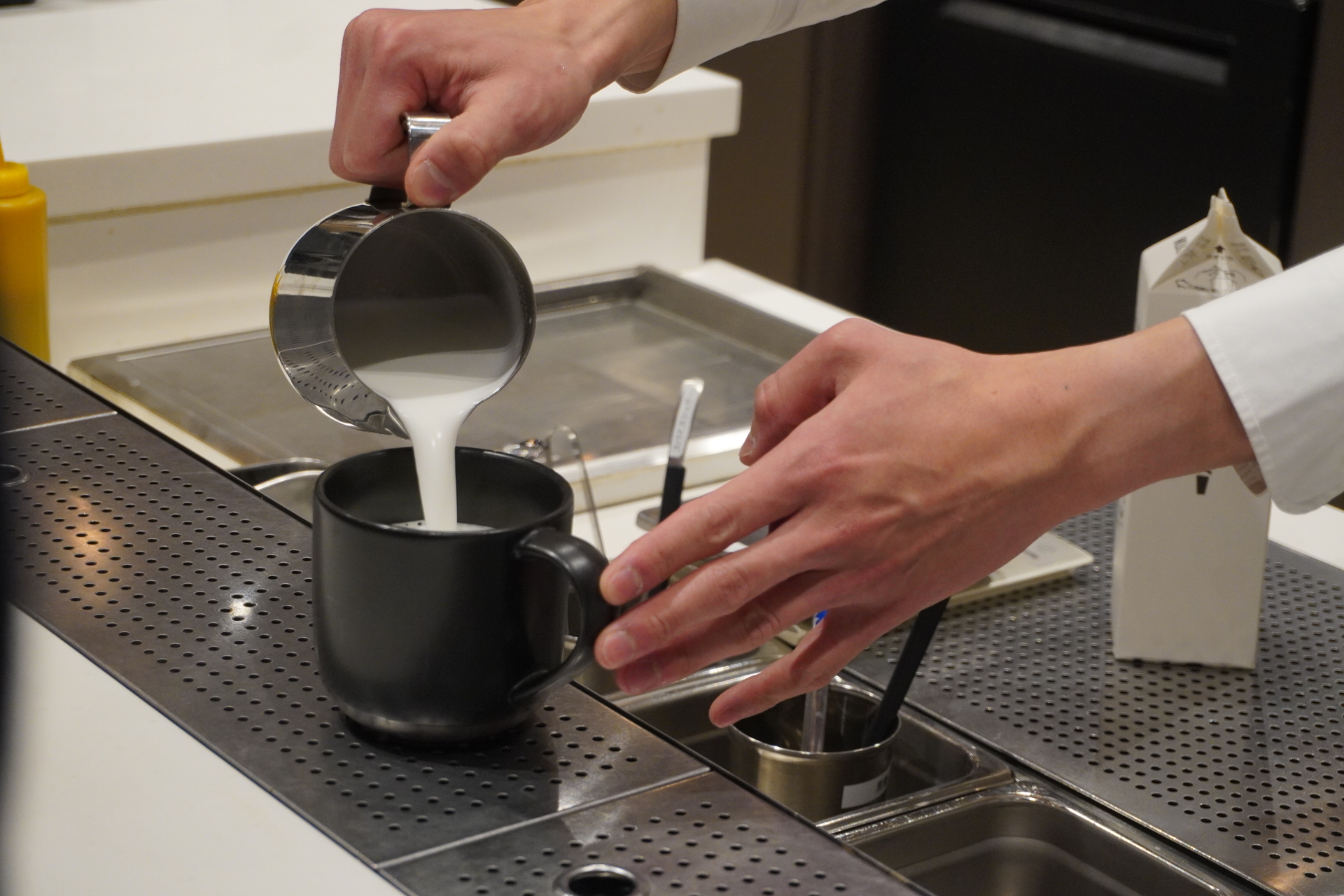 スターバックス リザーブ ストア 銀座マロニエ通りのパートナー 高橋丈さんが「ブラック イーグル」で抽出したエスプレッソを使った「GINZA ダブルトール キャラメル マキアート」の提供工程を実演した